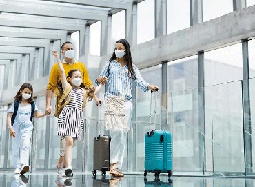 Familia con maletas de viaje en aeropuerto